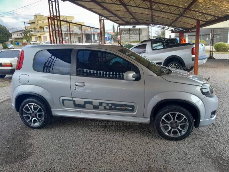 FIAT - UNO - 2011/2012 - Prata - R$ 36.900,00
