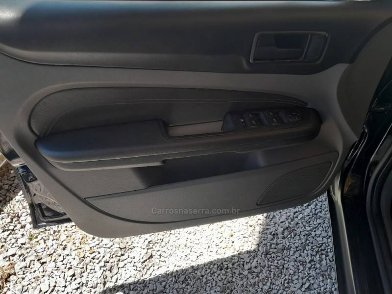 FORD - FOCUS - 2010/2011 - Preta - R$ 39.900,00