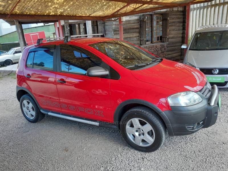 VOLKSWAGEN - CROSSFOX - 2005/2006 - Vermelha - R$ 31.000,00