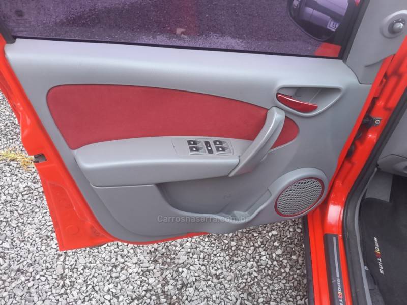FIAT - PALIO - 2012/2013 - Vermelha - R$ 41.000,00