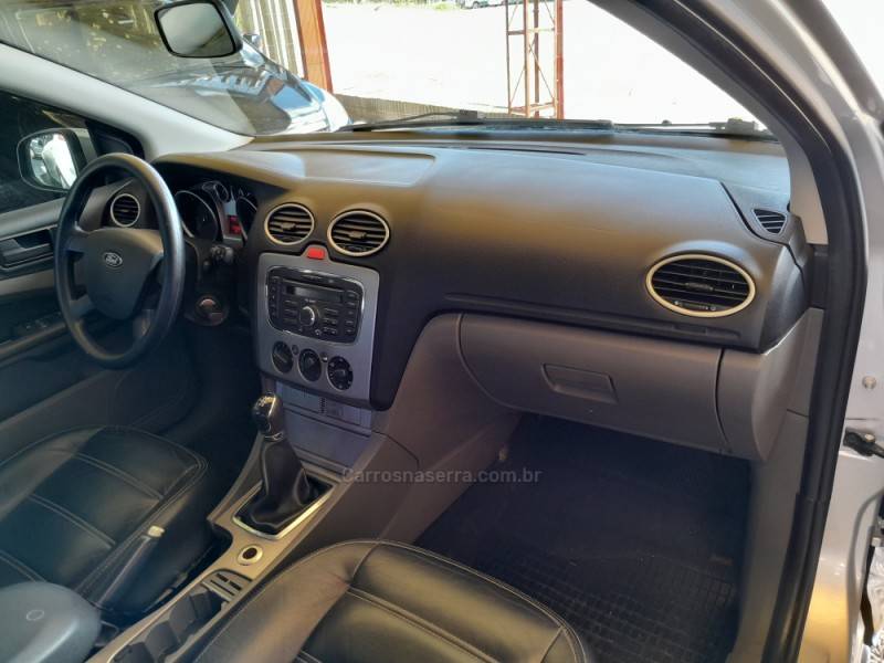 FORD - FOCUS - 2010/2011 - Prata - R$ 39.900,00