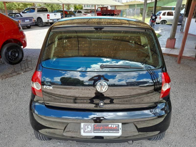 VOLKSWAGEN - FOX - 2006/2007 - Preta - R$ 22.000,00