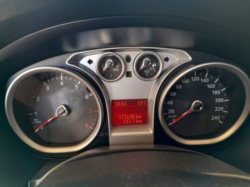 FORD - FOCUS - 2010/2011 - Prata - R$ 39.900,00