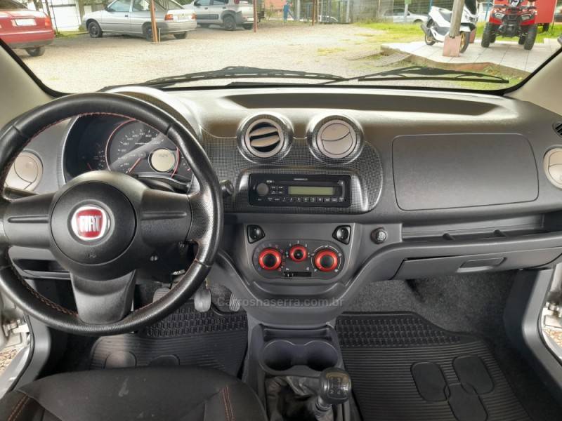FIAT - UNO - 2011/2012 - Prata - R$ 36.900,00