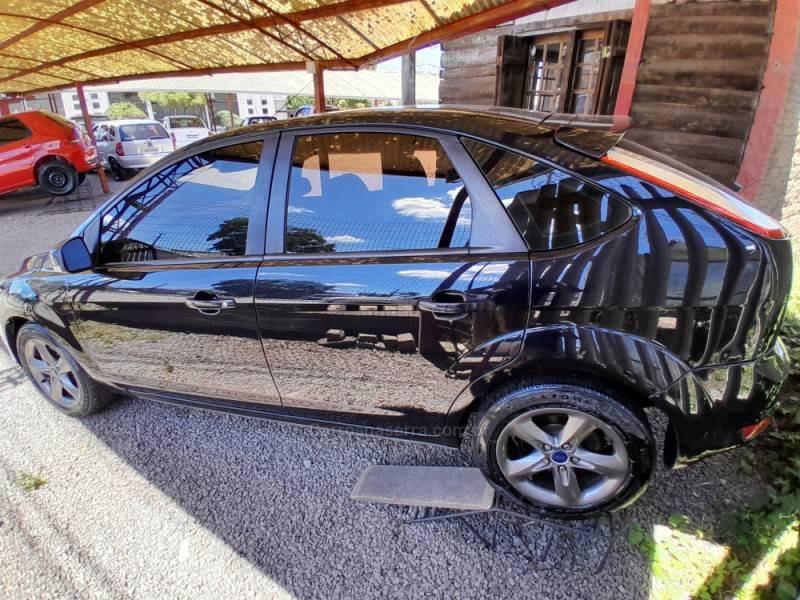 FORD - FOCUS - 2010/2011 - Preta - R$ 39.900,00