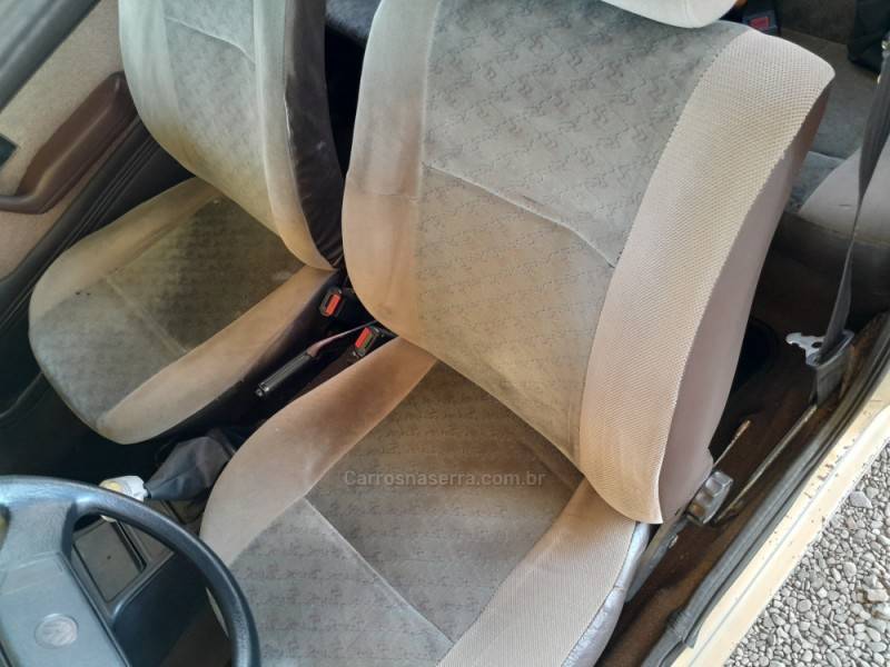 VOLKSWAGEN - VOYAGE - 1988/1988 - Prata - R$ 16.000,00